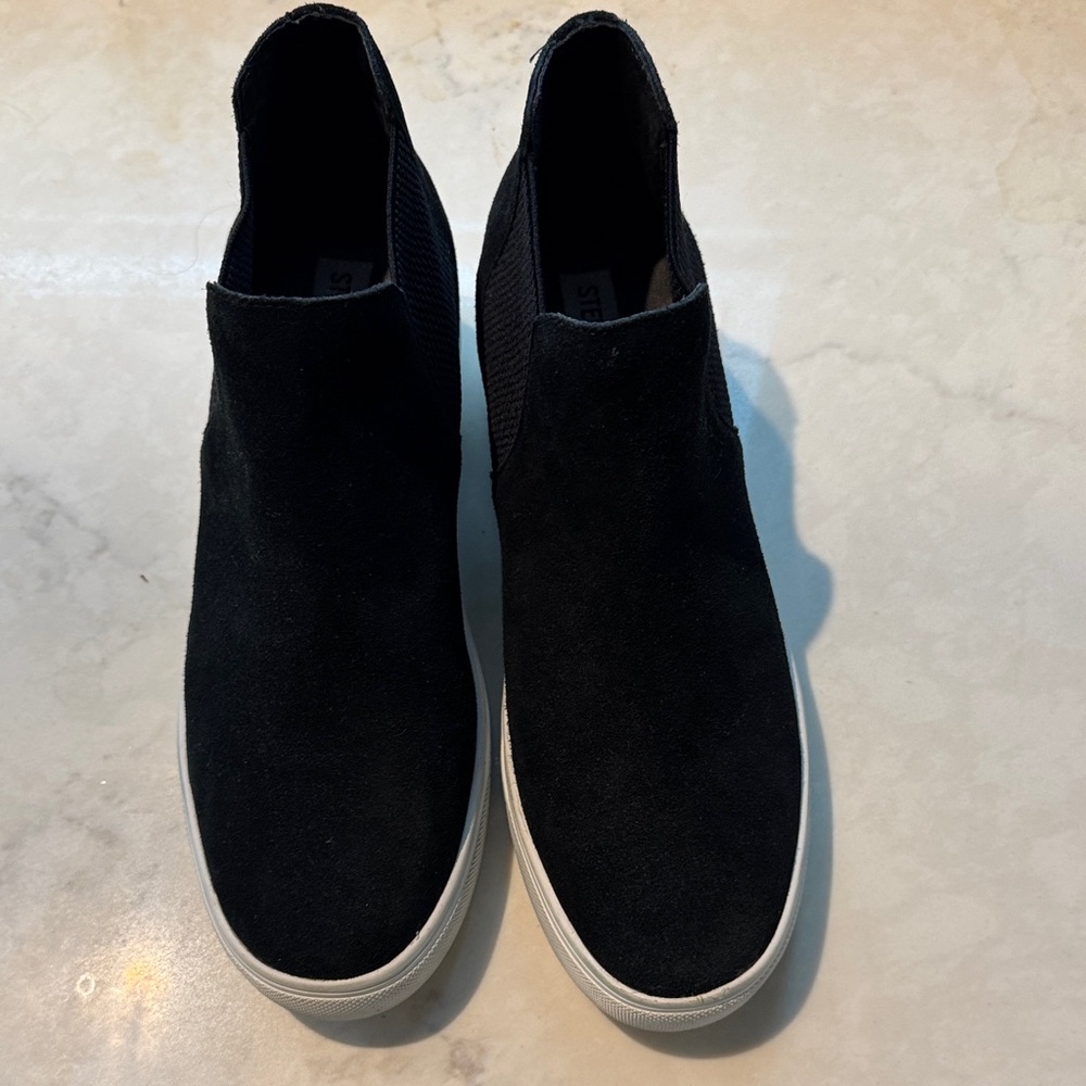 Steve Madden Women Black Suede fabric  Sneakers slip on  7.5 NEW